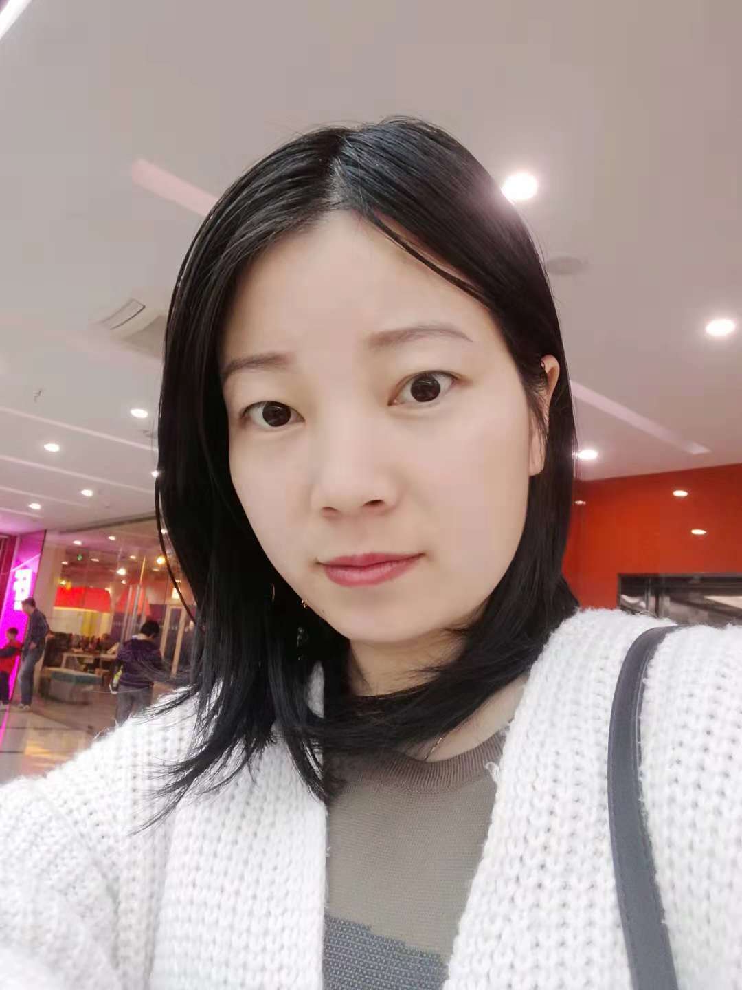 玲玲 - 金牌客服，擅长美妆女装箱包类目